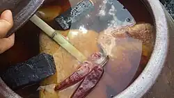 In Onggi mit Holzkohle und Chili eingelegte Meju-Blöcke