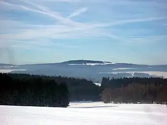 Blick auf den schneebedeckten Döbraberg von Osten