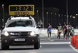 Das Fahrzeug mit der Zeitangabe vor der&nbsp;Führungsgruppe