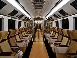 Doha: Innenraum eines Abteils der Gold-Club-Klasse mit reisezugartigen Einzelsitzen; die Standardklasse verwendet durchgehende Sitzbänke