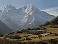 Der Kangtega-Nordgipfel links, rechts der Thamserku, vom Dorf Dole (von Nordwesten) aus gesehen.