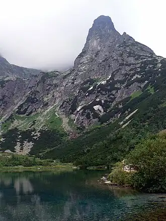 Die Jastrabia veža oberhalb des Bergsees Zelené pleso (Grünsee)