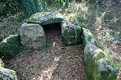 Dolmen mit Seitenkammern von Locqueltas