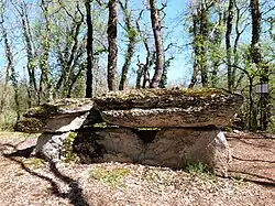Seitenansicht mit dem geteilten Deckstein