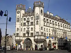 Wohnhaus mit den Türmen in St. Petersburg