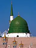 Das Grün der Kuppel der Prophetenmoschee in Medina symbolisiert den Islam, das Paradies und die Auferstehung. Die Kuppel befindet sich über dem Grab des Propheten Mohammed.