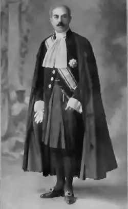 Domenico Napoleone Orsini (1868–1947), 19.&nbsp;Herzog von Gravina, im Ornat des Fürst­assis­tenten des Päpstlichen Throns