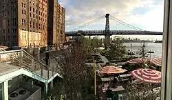 Blick über den Park zur Williamsburg Bridge