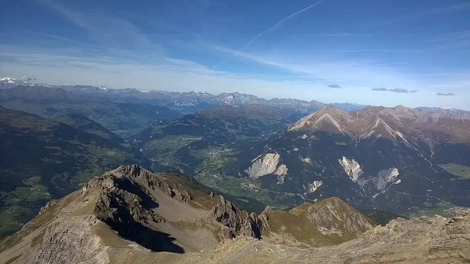 Blick nach Nordwesten ins Domleschg und nach Lenzerheide.