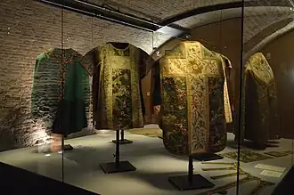 Barocke Kaseln im Paramentenraum