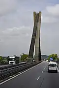 Markanter Pylon der Donaubrücke Metten
