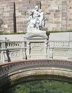 Die Figurengruppe der Mutter Baar von Adolf Heer thront über der Donauquelle in Donaueschingen
