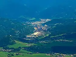 Blick vom Reiting auf das Stahlwerk, davor Sankt Peter-Freienstein, dahinter Leoben