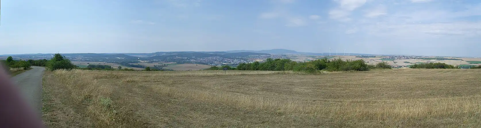 Blick vom Grünstadter Berg auf das Eisenberger Becken mit Eisenberg und Kerzenheim; rechts dahinter der Donnersberg