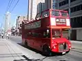 Ehemaliger, in London zum Sightseeing-Bus umgebauter, Open Top Routemaster auf Stadtrundfahrt am 2.&nbsp;Juli 2005 in Toronto