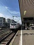 Doppelstock-IC der IC-Linie 34 mit Bombardier Traxx 3-Lok auf dem Weg nach Frankfurt (Main) Hbf hält an Gleis&nbsp;5