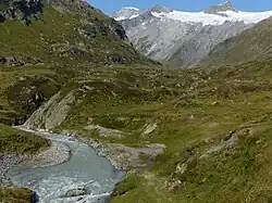Dorferbach mit Johannishütte. Am Horizont von links nach rechts: Großvenediger, Hohes Aderl, Rainerhorn