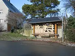 Bis das Dorf 1927 eine Wasserleitung bekam, befand sich hier ein Steintrog, der aus einer Quelle gespeist wurde und der allgemeinen Wasserversorgung diente