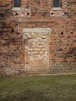 Zugemauertes südliches Eingangsportal