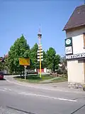 Dorfplatz mit Maibaum