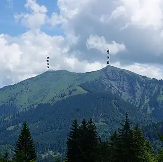 Der Leuenkopf und die Mörzelspitze im Sommer, fotografiert vom Schönblickweg bei Ebnit (von Nord-Westen)