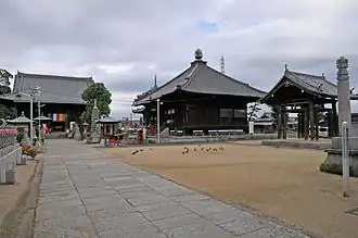 Tempelgelände, Haupthalle voraus