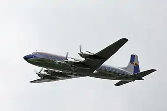 Die Douglas DC-6B der Flying Bulls über Berlin