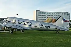 Eine ehemalige Panagra DC-3 steht heute in einem Museum in der historischen Lackierung von Czech Airlines