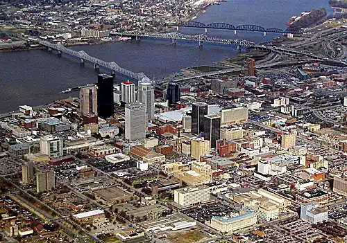 Die George Rogers Clark Memorial Bridge und rechts die flussauf folgenden Brücken 2006