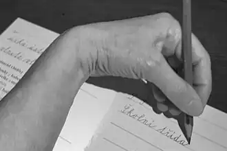 Ein Linkshänder muss dazu seine Hand verdrehen.