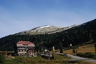 Dr.-Josef-Mehrl-Hütte von Süden, im Hintergrund der Klölingnock (2178&nbsp;m&nbsp;ü.&nbsp;A.)