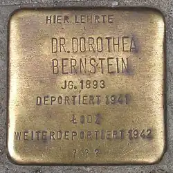Dorothea Bernstein vor dem Lerchenfeld 10