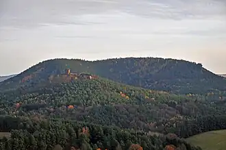 Blick vom Sprinzel (Dickenbergpfeiler): Im Vordergrund die Ruine Drachenfels, dahinter die Nordwestflanke des Heidenbergs; am rechten Bildrand ist der Buchkammerfels zu sehen.