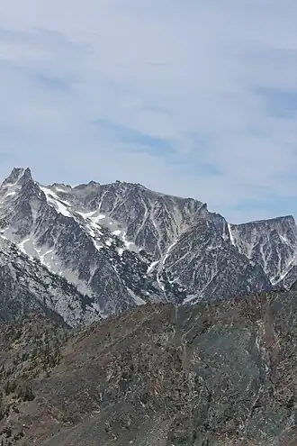 Der Dragontail Peak (Mitte links) und die Stuart Range