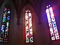 Die drei Glasfenster im Chor im Vormittagslicht