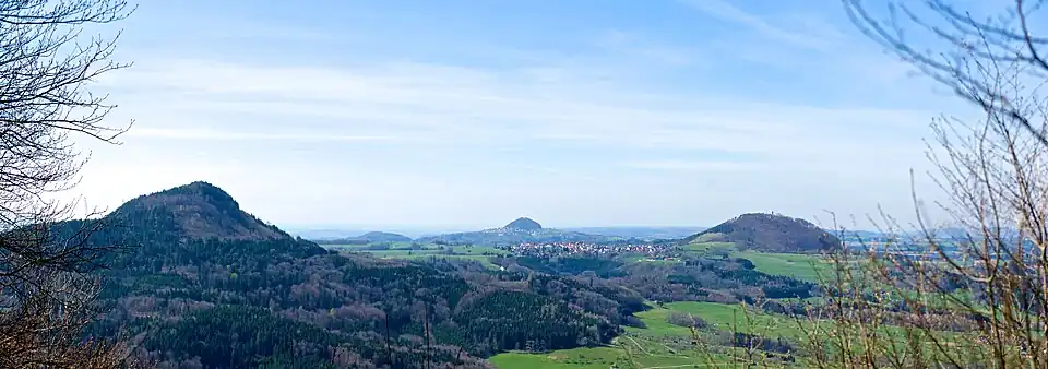 Albtrauf der östlichen Schwäbischen Alb: Blick vom Hornberg auf die Drei Kaiserberge Stuifen (757&nbsp;m), Hohenstaufen (684&nbsp;m) und Rechberg (708&nbsp;m Höhe).