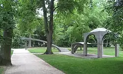 Die Betonpavillons von 1879 im Dreieich-Park