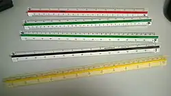 Dreikant-Maßstäbe mit verschiedenen Maßstabs-Einteilungen als Arbeitshilfsmittel eines Bauzeichners.