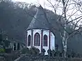Gotische Dreikönigskapelle auf dem Koberner Friedhof mit Basaltkreuzen