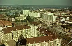 1961: der Pirnaische Platz und das Nordende der späteren Leningrader Straße; das Hochhaus ist in Bau, die Wohnblocks sind fertiggestellt, die Dr.-Rudolf-Friedrichs-Brücke (Carolabrücke) wurde erst ab 1967 wiederaufgebaut.