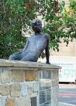 Bronzeplastik von Mátyás Varga[100] auf der Mauer des Erich Kästner Museums in Dresden