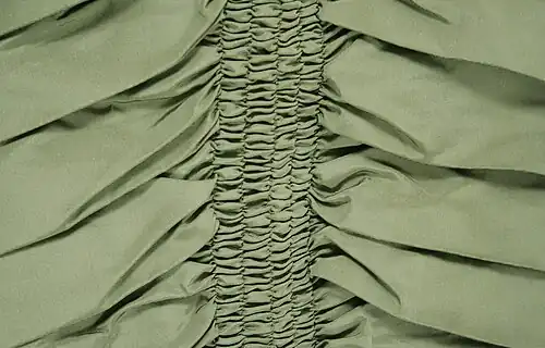 Smok an der Rockpartie eines Seidenkleides des Modehauses Madame Depret, Paris, 1873–1875, im Metropolitan Museum of Art