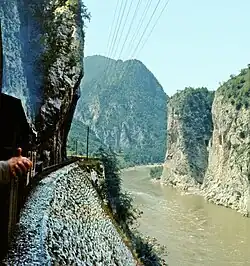 Heute überfluteter Teil der Strecke zwischen Šip und Most na Drini. Im Hinter­grund die Drina-Brücke.