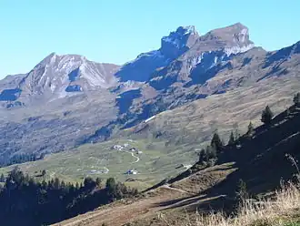 Druesberg mit Twäriberg (2117&nbsp;m, links) und Forstberg (2215&nbsp;m, rechts), von Westen
