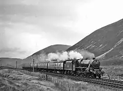 Ein Personenzug von Perth nach Inverness auf der Passhöhe im Jahr 1957