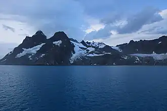 Trendall Crag (links) und Bogen-Gletscher (rechts)