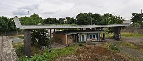 Das denkmalgeschützte Werktor 1, erbaut von Peter Neufert 1957–1958, ist heute das einzig erhaltene Zeugnis des Hüttenwerks. Das stark verwahrloste Pförtnerhaus wurde mittlerweile abgerissen.