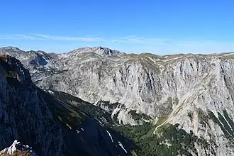 Blick vom Kampl (Nordseite der Mitteralm) nach Nordwesten über die Untere Dullwitz auf die Höllmauer, links dahinter der Ringkamp.