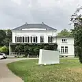 Dumme Kiste seit 2002 vor dem Herrenhaus im Lantz’schen Park, Düsseldorf-Lohausen