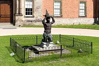 Die Statue und die Sonnenuhr, die sich früher vor dem Haus befanden